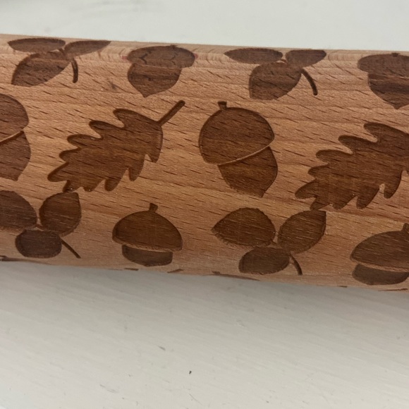 Ciroa Wooden Embossed Rolling Pin - Picture 3 of 6